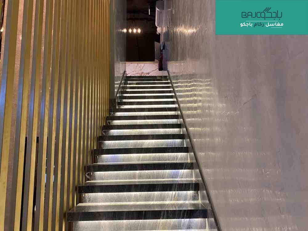 درج رخام ازرق مع اضاءة مخفية