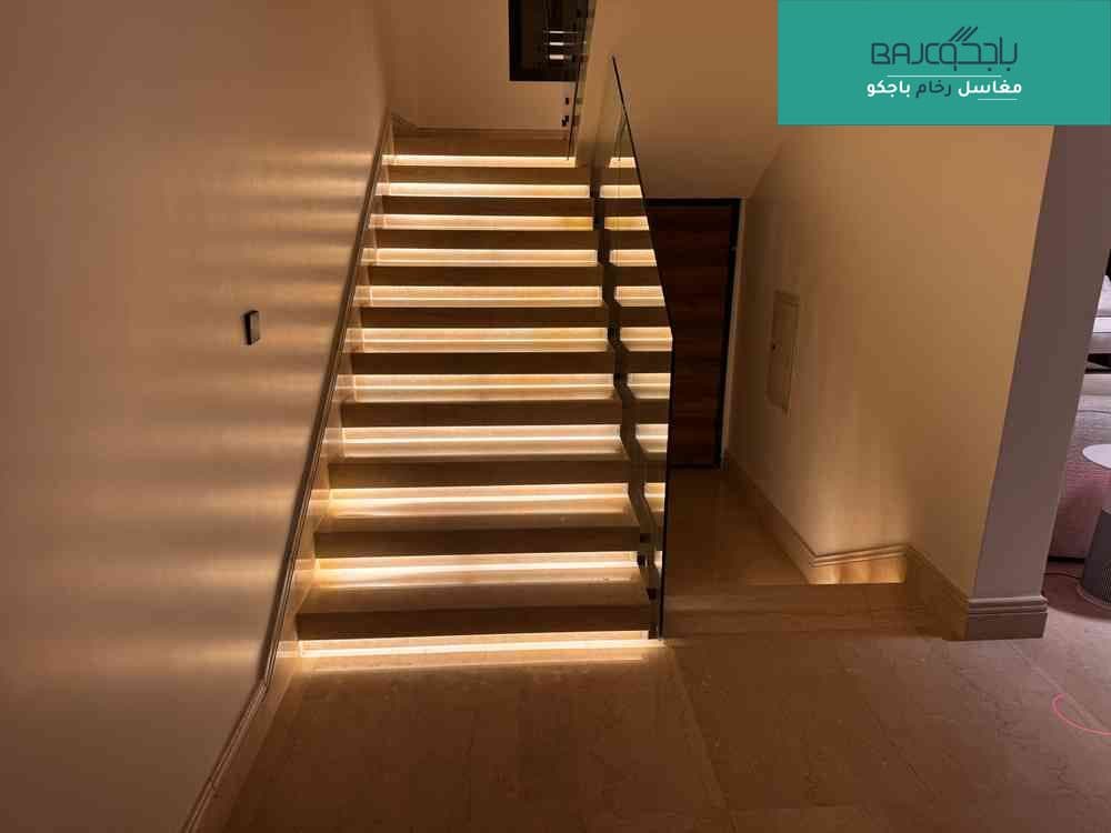 درج رخام بتشينو مع اضاءة مخفية