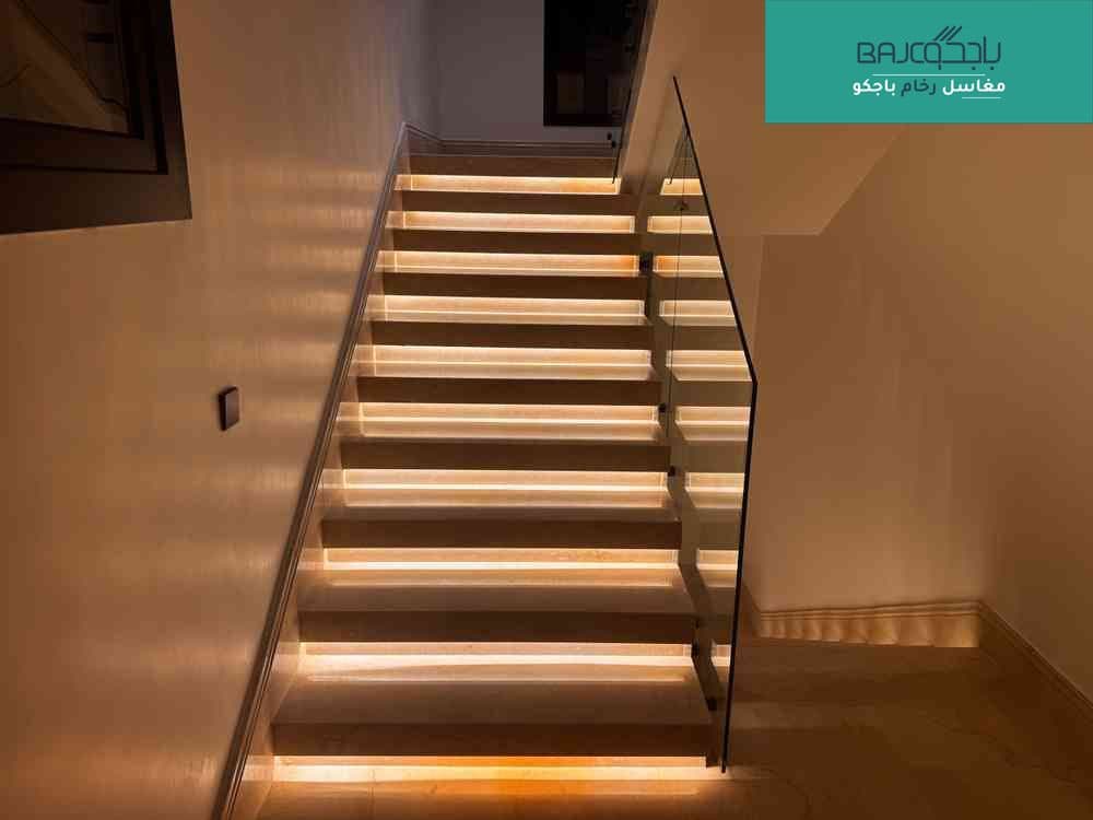 درج رخام بتشينو مع اضاءة مخفية